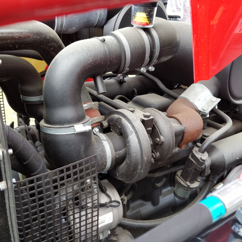 No boost Gauge :-( but it does have a vacuum gauge to check how clogged your air-filter is...